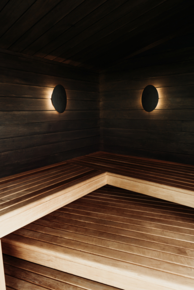 HHUUM design light black in sauna04608